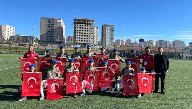 1966 Turanspor U16 Ekibi Askeri Mont ve Komando Beresiyle Alana Çıktı