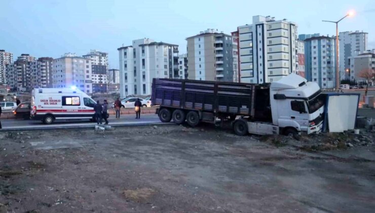 Denetimden Çıkan Tır Konteynıra Çarptı: Şoför Yaralandı