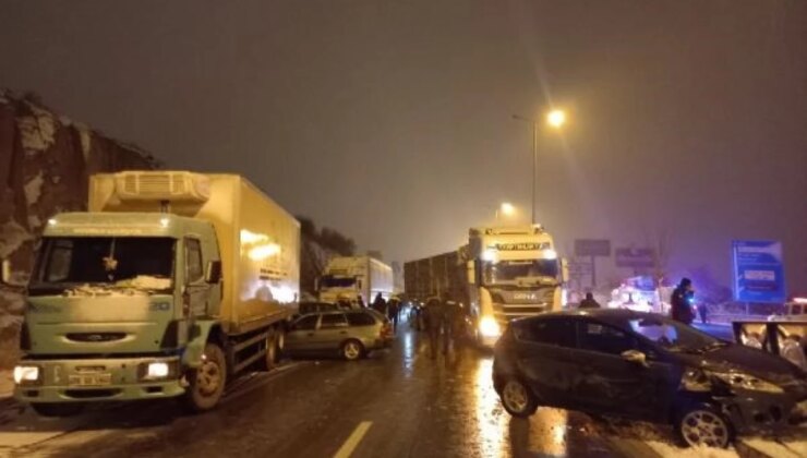 Kar yağışı nedeniyle zincirleme trafik kazası: 5 yaralı