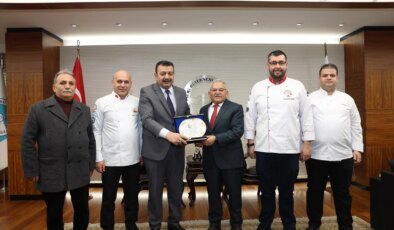 Kayseri Büyükşehir Belediye Lideri Memduh Büyükkılıç, Lokantacılar ve Pastacılar Odası Lideri Altan Aydemir’i konuk etti