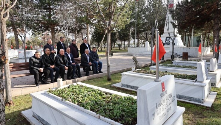 Kayseri Büyükşehir Belediye Lideri Şehitlikleri Ziyaret Etti