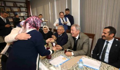 Kayseri Büyükşehir Belediye Lideri Üreten Bayanlarla Buluştu