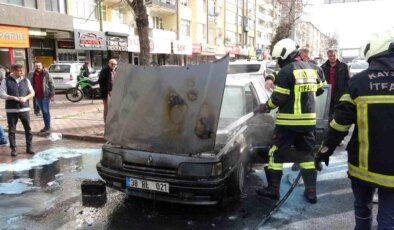 Kayseri’de Araba Alev Aldı, Vatandaşlar Yangını Söndürdü