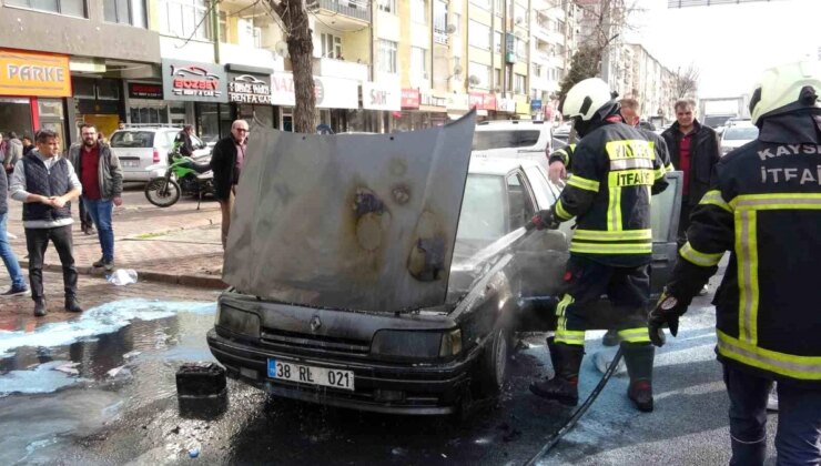 Kayseri’de Araba Alev Aldı, Vatandaşlar Yangını Söndürdü