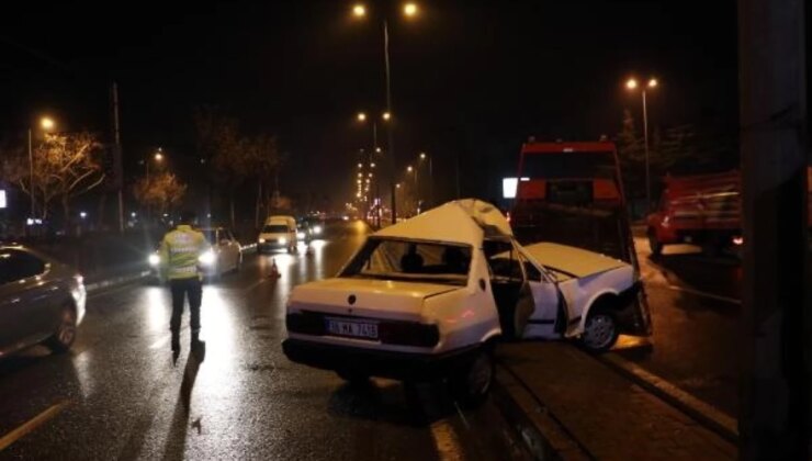 KAYSERİ’de arabanın aydınlatma direğine çarptığı kazada 4 kişi yaralandı