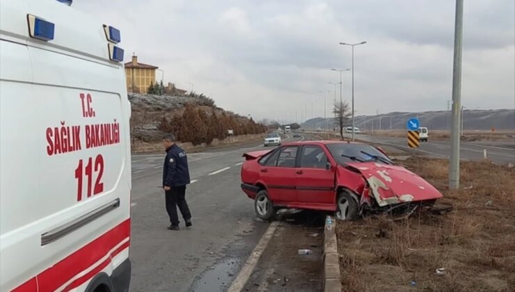 Kayseri’de trafik levhasına çarpan arabada 2 kişi yaralandı