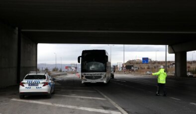 Kayseri’de Trafik Polisleri Yolcu Otobüslerine Kış Lastiği Kontrolü Yapıyor