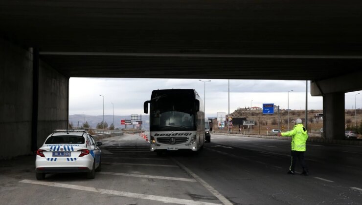 Kayseri’de Trafik Polisleri Yolcu Otobüslerine Kış Lastiği Kontrolü Yapıyor