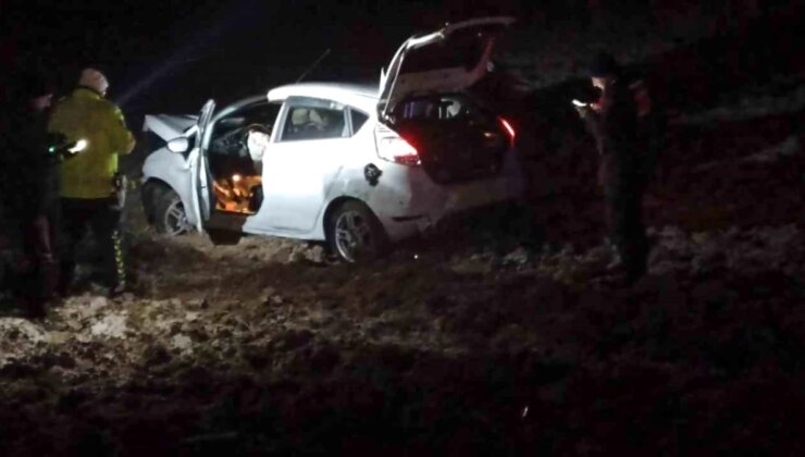 Sivas’ta araç tarlaya uçtu, şoför hafif yaralandı