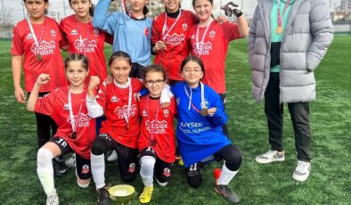 Talas 75. Yıl Mühibe Germirli Ortaokulu Küçük Kızlar Futbolda Kayseri Şampiyonu