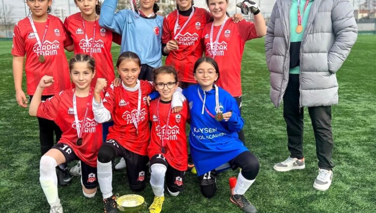 Talas 75. Yıl Mühibe Germirli Ortaokulu Küçük Kızlar Futbolda Kayseri Şampiyonu