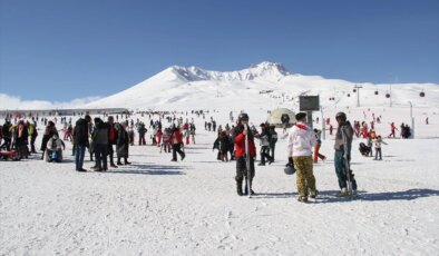 Erciyes Kayak Merkezi’nde Yarıyıl Tatili Yoğunluğu