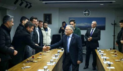 Kayseri Büyükşehir Belediye Lideri Dr. Memduh Büyükkılıç, Anadolu Oto Galericiler Sitesi İdare Heyeti Lideri ve yeni idaresini ağırladı