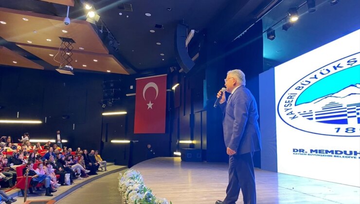 Kayseri Büyükşehir Belediyesi Küme Rafadan Sahne Gösterisi ve Konseri Düzenledi