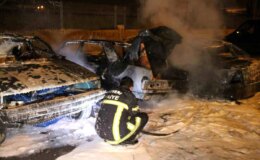 Kayseri’de park halindeki hasarlı araçlarda yangın çıktı