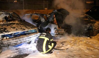 Kayseri’de park halindeki hasarlı araçlarda yangın çıktı