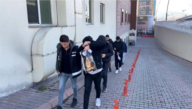 Kayseri’de Polis Aracına Çarpan ve Pastaneyi Kurşunlayan Şahıslar Yakalandı