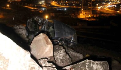 Kayseri’de uçurumdan yuvarlanan araç kayalıklarda asılı kaldı