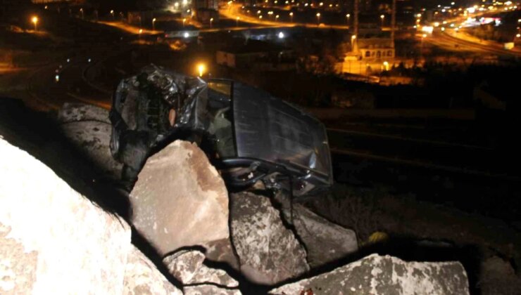 Kayseri’de uçurumdan yuvarlanan araç kayalıklarda asılı kaldı