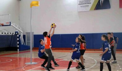 Ömer Halisdemir Spor Salonu’nda Okul Sporları Korfbol Yıldızlar-Gençler Vilayet Birinciliği Karşılaşmaları Yapıldı